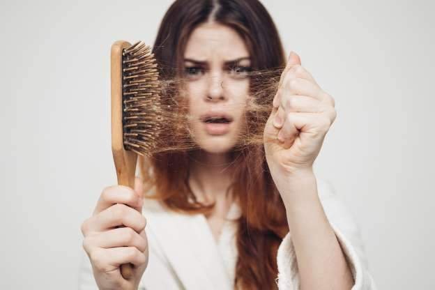 Queda de cabelo na quarentena, dicas para tratar o problema em casa